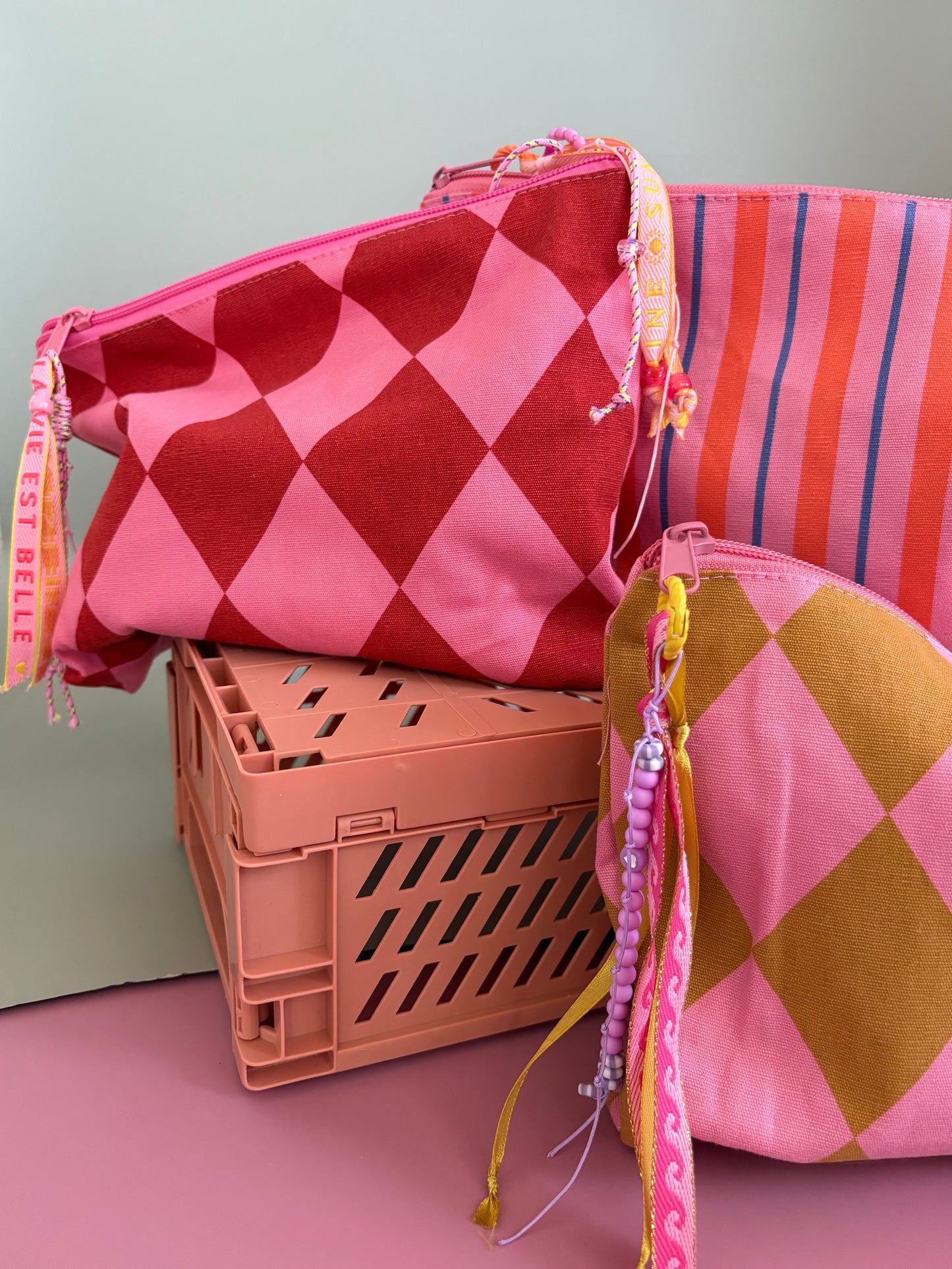 Etui/toilettasje + vrolijke sleutelhanger - Ruit roze/rood