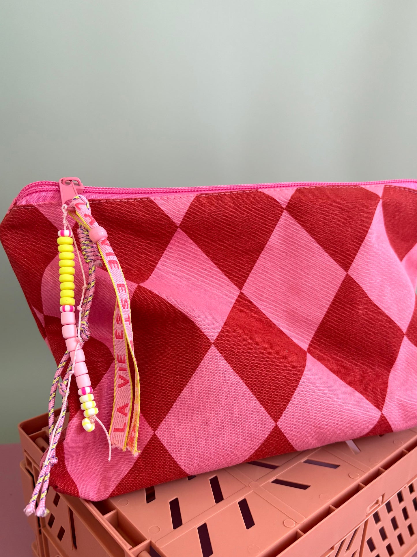 Etui/toilettasje + vrolijke sleutelhanger - Ruit roze/rood